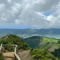 Widok na jezioro Sete Cidades na Azorach. Czy warto? Tak, to zapierający dech w piersiach krajobraz!