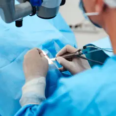 Chirurg wykonuje operację zaćmy. Zazwyczaj pobyt w szpitalu po takim zabiegu jest krótki.