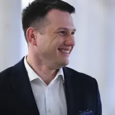 Czy Bosak ma pochodzenie żydowskie? Prawda o jego rodzinie i korzeniach