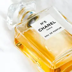 Elegancka butelka Chanel N°5 Eau de Parfum. Zastanawiasz się, ile perfum można przywieźć z Wysp Kanaryjskich?
