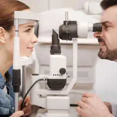 Okulista bada wzrok pacjentki. Zastanawiasz się, dlaczego okuliści nie robią sobie laserowej korekcji wzroku?