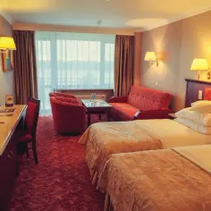 Ile pokoi oferuje hotel Gołębiewski w Mikołajkach? Sprawdź szczegóły