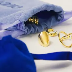 Złota biżuteria, jak zapakować łańcuszek na prezent? Eleganckie woreczki i błyszczące dodatki.