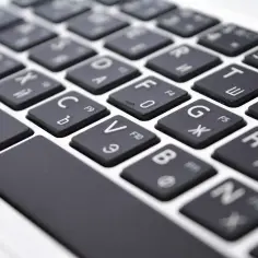 Jak podłączyć klawiaturę do laptopa - Kompletny przewodnik krok po kroku