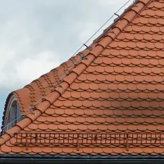 Dachówka – co to jest, jakie ma rodzaje i dlaczego warto je znać