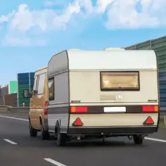 Jaka prędkość z przyczepą kempingową? Sprawdź, by uniknąć mandatów