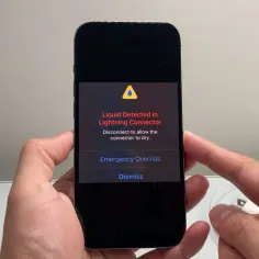 iPhone wyświetla komunikat: wykryto ciecz w złączu Lightning. Zaleca odłączenie kabla do wysuszenia.