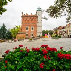 Rynek w Sandomierzu z ratuszem i kolorowymi kamienicami. Ciekawe, ile mieszkańców ma Sandomierz, że tak pięknie pielęgnuje swoje zabytki.