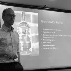 Prezentacja o Grochowicy Polskiej, która wyjaśnia, co to znaczy wódka kraftowa: destylat z grochu, moc 53,9%, cena od 120 zł.