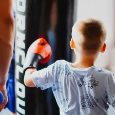 Boks dla dzieci: Korzyści, bezpieczeństwo i pierwszy trening - poradnik