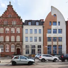 Kamienice na elbląskiej starówce, z charakterystyczną cegłą i zdobieniami, przyciągają wzrok.