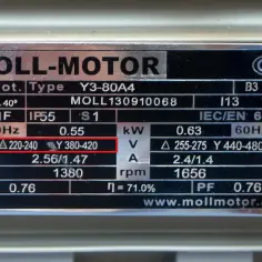 Tabliczka znamionowa silnika MOLL-MOTOR. Wzór na częstotliwość 50Hz i 60Hz, napięcia dla połączeń trójkąt i gwiazda.