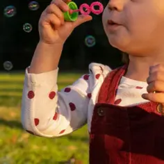 Kiedy pierwsze kolczyki dla dziewczynki? Bezpieczne decyzje dla rodziców