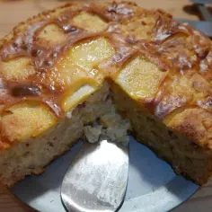 Babka ziemniaczana, złocista i pachnąca, czeka na podanie. Ile piec? Złocisty kolor i zapach zdradzą, że jest gotowa.
