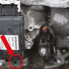 Volvo XC90 wymiana oleju w skrzyni automatycznej. Widoczny moduł sterujący skrzyni biegów z numerem 31437048.