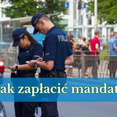 Dwóch policjantów w mundurach spisuje mandat. Pytanie brzmi: jak zapłacić mandat przez internet?