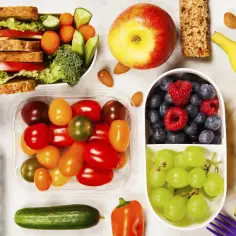 Zdrowe nawyki to pyszny lunchbox: kanapka, warzywa, owoce, orzechy i woda. Idealny na energię!