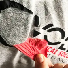 Jak pozbyć się nadruku z bluzy - skuteczne metody bez ryzyka uszkodzenia