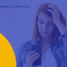 Zmartwiona kobieta z telefonem w dłoni. Czyżby dostała niepokojące alerty BIK?