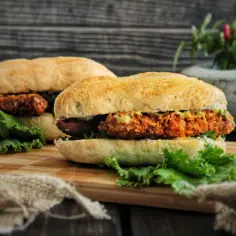 Dwa pyszne burgery z chrupiącym kotletem i świeżą sałatą. Idealne, gdy zastanawiasz się, jak podgrzać hamburgera w piekarniku.