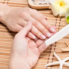 Manicure japoński co to? Delikatne polerowanie paznokci naturalnymi pudrami dla zdrowego blasku.