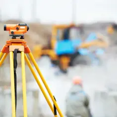 Jak geodeta mierzy działkę? Odkryj sekrety precyzyjnych pomiarów