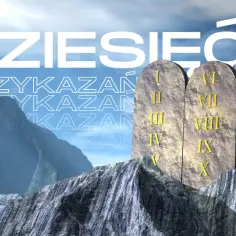 Kamienne tablice z dziesięcioma przykazaniami na tle gór i nieba.