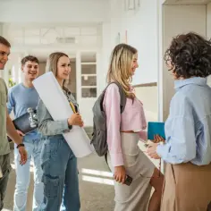 Uczniowie rozmawiają z nauczycielką na korytarzu. Czy nauczyciel może pracować 3 dni w tygodniu?