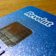 Jak bezpiecznie wziąć debet w Revolut bez przykrych niespodzianek