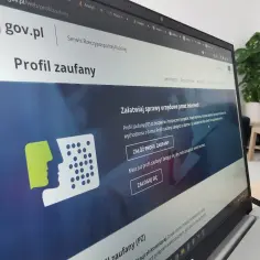 Na ekranie laptopa widoczna jest strona gov.pl z informacją o Profilu Zaufanym. Dowiedz się, jak przedłużyć profil zaufany, aby wygodnie załatwiać sprawy online.