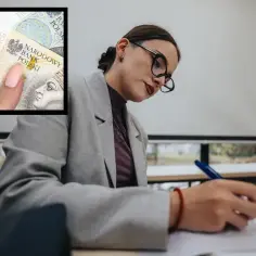 Dyrektor szkoły analizuje dokumenty, zastanawiając się, ile zarabia. W tle widać banknot 200 zł.