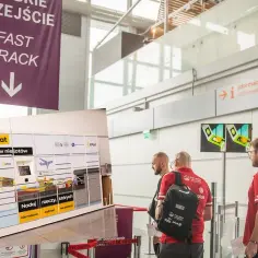 Rozpychające się paczkomaty na lotniskach. Ulice to za mało!