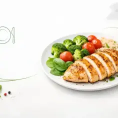 Pyszny, soczysty filet z kurczaka z ryżem, brokułami i pomidorkami. Zdrowy posiłek pełen smaku.