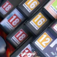 Kontroler i pudełka gier z oznaczeniami wiekowymi PEGI. Zastanawiasz się, call of duty od ilu lat? Zobacz wiek na opakowaniach!