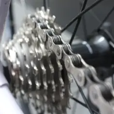 Zbliżenie na rowerowy wolnobieg i łańcuch. Metalowe zębatki i ogniwa tworzą mechanizm napędowy.