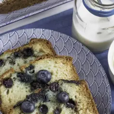 Babka jogurtowa przepis na szklanki. Pyszne ciasto z jagodami, idealne na śniadanie z kawą i mlekiem.