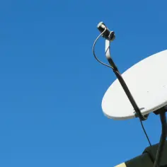 Antena satelitarna na dachu, gotowa do ustawiania sygnału.