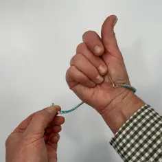 Pokazuję, jak otworzyć bransoletkę Pandora charms, używając narzędzia do otwierania zapięć.