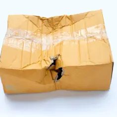 Zniszczone, podarte pudło kartonowe. Czy to problem z rękojmią, czy gwarancją?