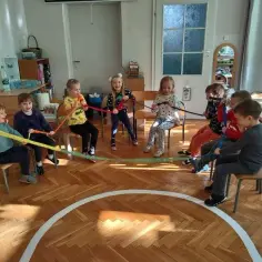 Guma sensoryczna zabawy: jak wprowadzić radość i rozwój w grupie