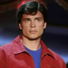 Tom Welling w czerwonej kurtce, znany z filmów, seriali i programów.