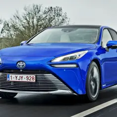 Niebieski Toyota Mirai na drodze. Sprawdź aktualną toyota mirai cena i odkryj przyszłość motoryzacji.