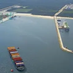 Widok na port Świnoujście z kontenerowcami i statkiem LNG.