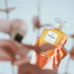 Jak używać perfum, aby ich zapach utrzymywał się dłużej i lepiej