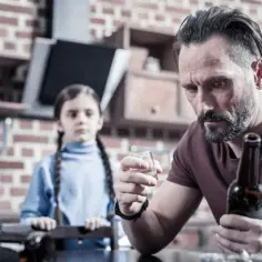Czy życie z alkoholikiem ma sens? Poznaj wyzwania i możliwości zmiany
