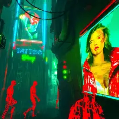 Neonowe miasto nocą, deszcz, reklamy tatuaży i mody cyberpunk. Postacie w czerwonych, geometrycznych wzorach.
