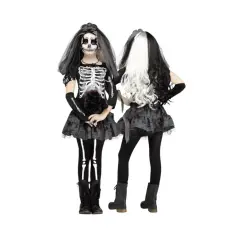 Dzieci w strojach szkieletów, idealnych na Halloween. Zobacz, jak wygląda strój zombie z welonem i bukietem.