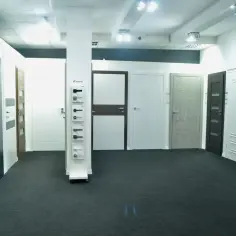 Salon drzwi i okien, ekspozycja różnych modeli drzwi wewnętrznych i zewnętrznych.
