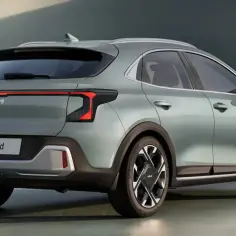 Nowy model Kia XCeed w kolorze zielonym, z charakterystycznym pasem świateł LED i felgami z logo Kia.