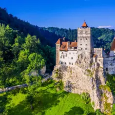 Zamek Bran, znany jako Zamek Drakuli, to obowiązkowy punkt na mapie **Rumunia co zobaczyć**. Majestatycznie wznosi się na skale, otoczony bujną zielenią.